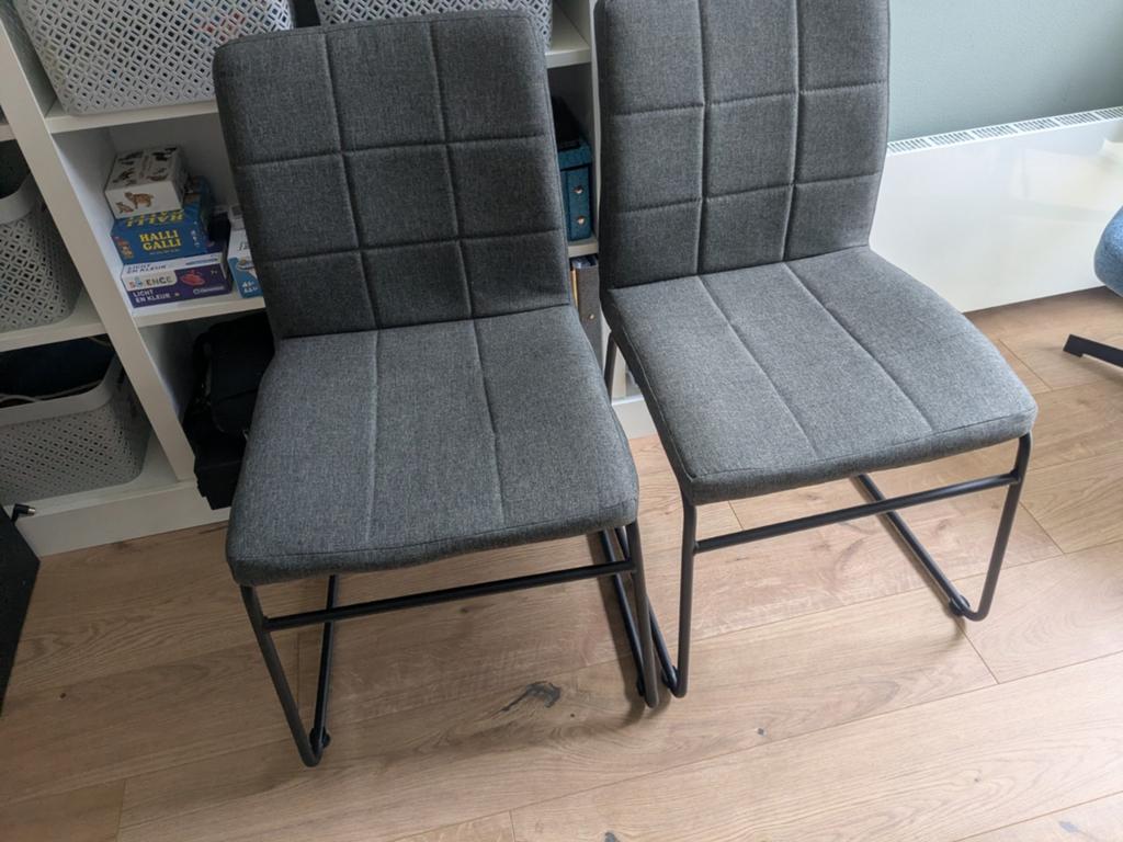 2 Jysk Hammel eetkamerstoelen (2 voor 25 euro), Ophalen, Zo goed als nieuw, Grijs, Twee