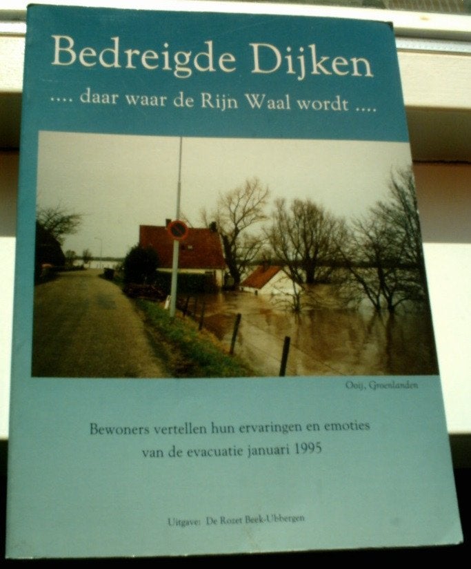 Bedreigde dijken.Evacuatie januari 1995. ISBN 9080214434, Boeken, Ophalen of Verzenden, Zo goed als nieuw