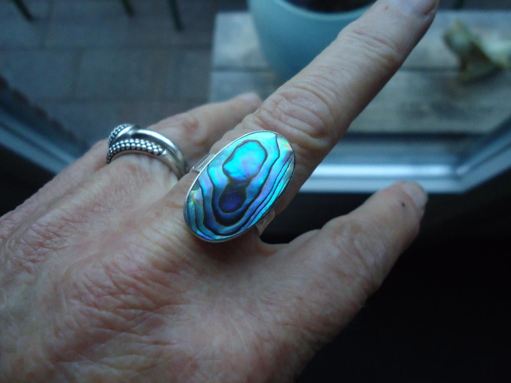 mooie echt zilveren ring met prachtige abalone steen mt 18, 18 tot 19, Ophalen of Verzenden, Zo goed als nieuw, Dame