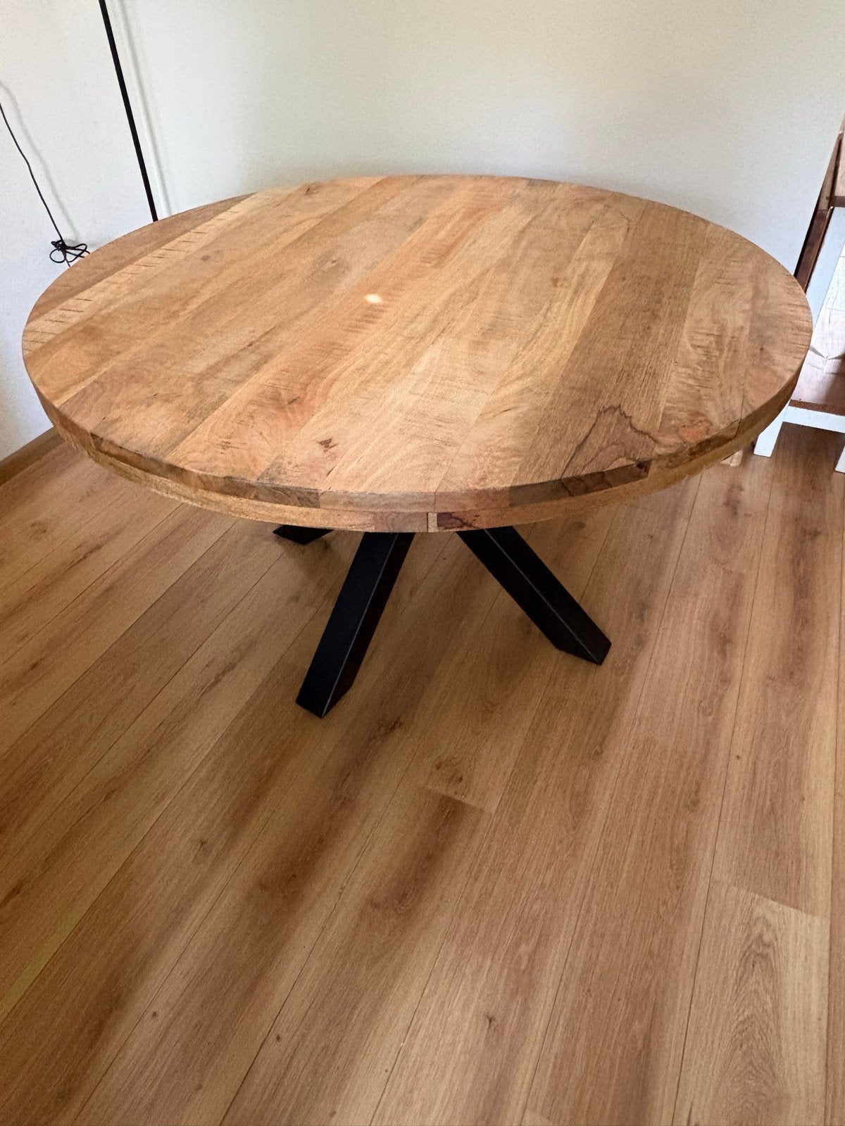 Ronde eettafel van mangohout - 130cm doorsnee, Ophalen, Rond, Zo goed als nieuw, Overige houtsoorten