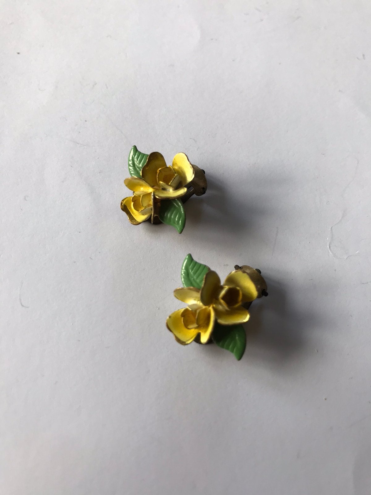 Oorclips met gele bloemen, Sieraden, Tassen en Uiterlijk, Oorbellen, Ophalen of Verzenden, Gebruikt, Geel, Overige materialen