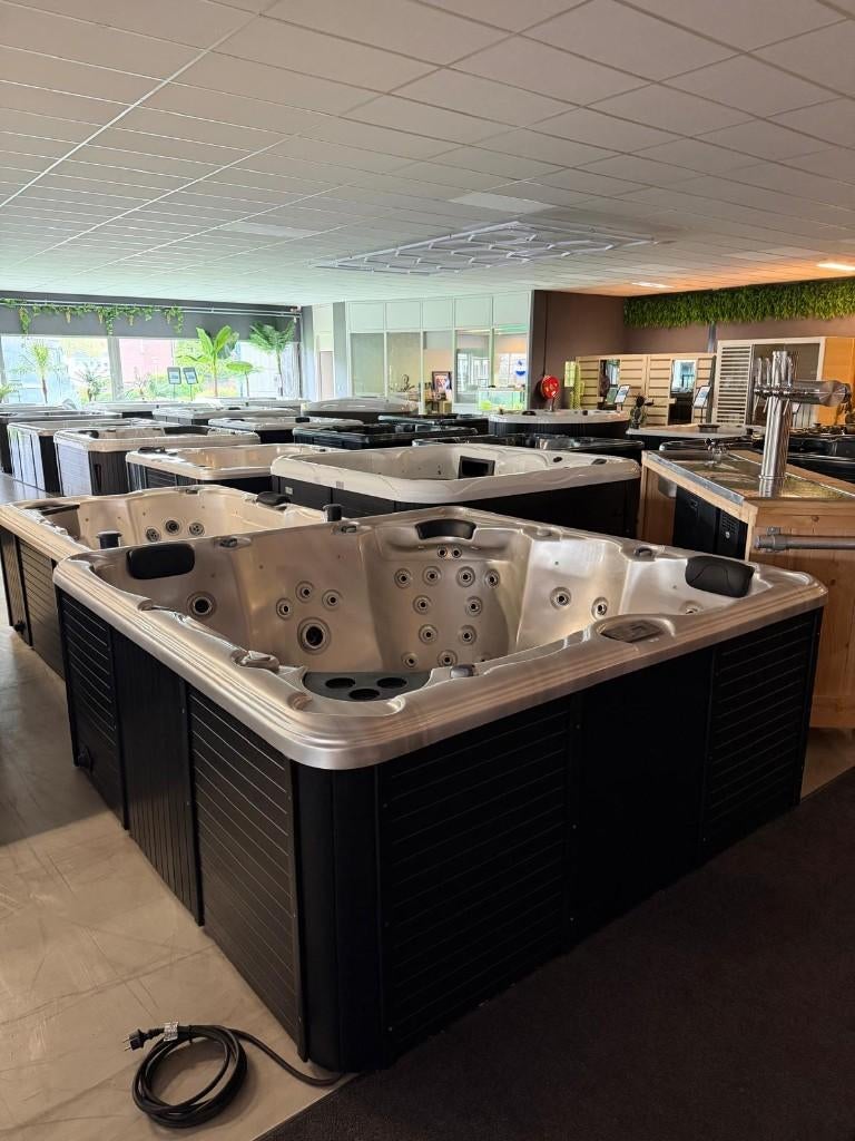 Jacuzzi Spa 215x215 - Balboa - Plug & Play - ultieme massage, Ophalen, Zo goed als nieuw, Trap, Vast
