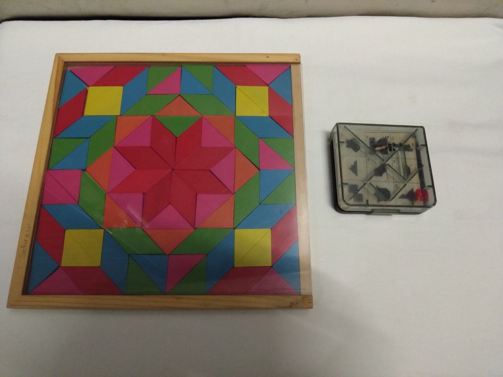 Houten tangram en een kleine tangram van plastic kunststof, Ophalen of Verzenden, Gebruikt, Knutselen