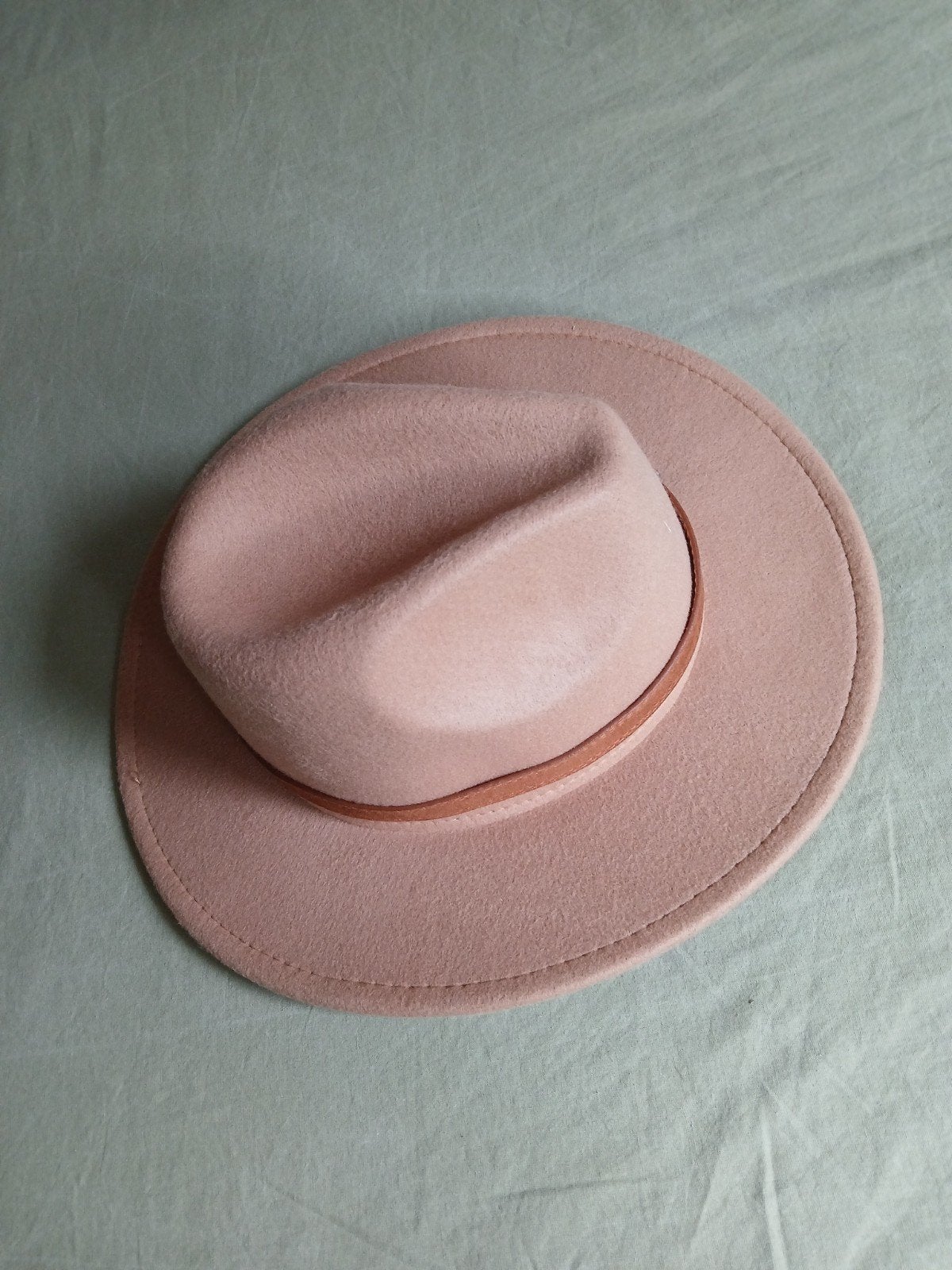 Stijlvolle kameel vilten hoed met leren band, Kleding | Dames, Hoed, Nieuw, Onbekend, One size fits all