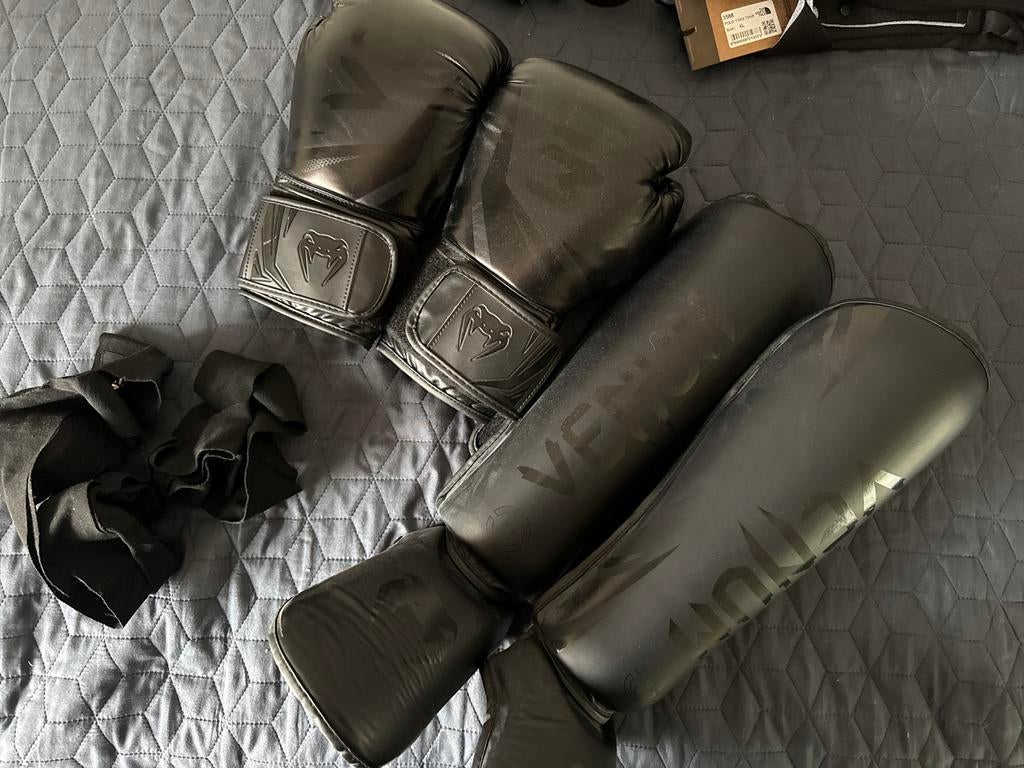 Venum kickbokspakket: handschoenen, scheenbeschermers, banda, Ophalen of Verzenden, Gebruikt, Overige, Vechtsportbescherming