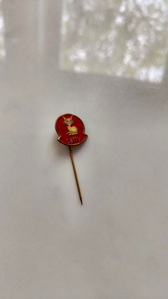 Vintage Catty speldje - Rode pin met gouden kat, Verzamelen, Speldjes, Pins en Buttons, Ophalen of Verzenden, Gebruikt, Dier of Natuur