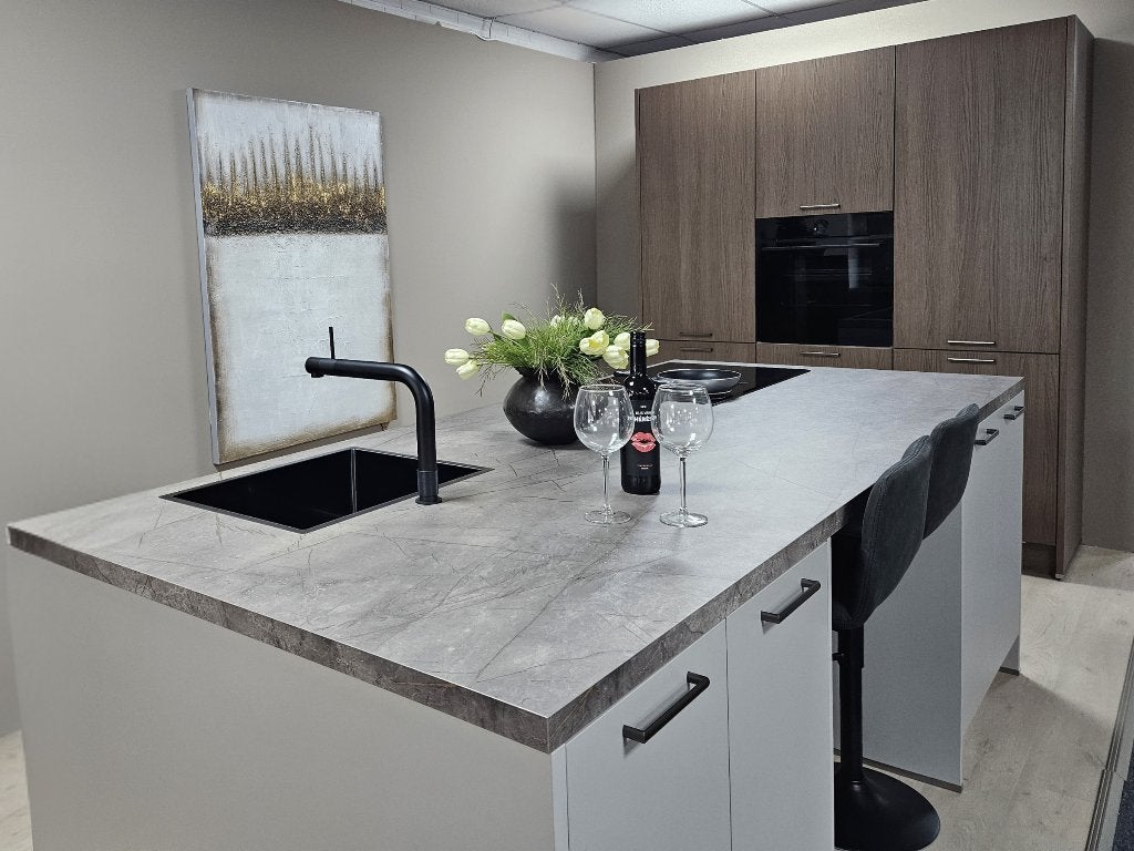 Showroomkeuken  Keukeneiland en kastenwand met Quooker, Huis en Inrichting, Overige kleuren, Overige typen, Nieuw, Kunststof
