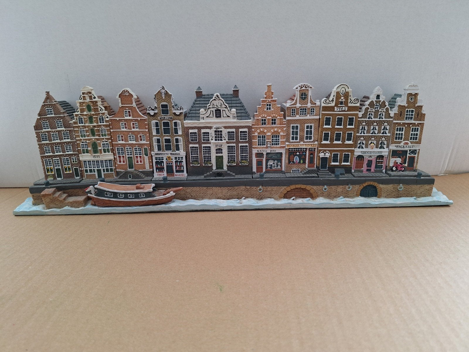 Miniatuur Blokker grachtenpandjes Amsterdam met bootje, Ophalen of Verzenden, Gebruikt