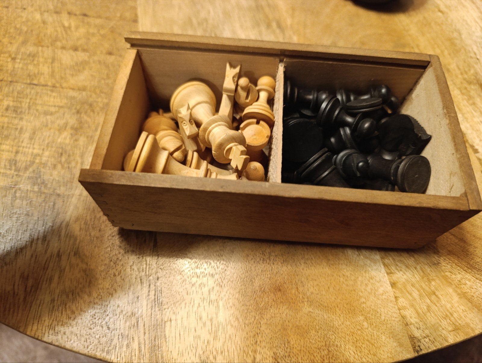 Vintage houten schaakstukken in doosje - Zoldervondst, Ophalen of Verzenden