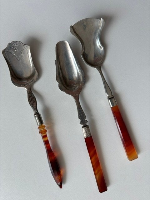 3 antieke zilveren suikerschepjes met heft van agaath, Ophalen of Verzenden