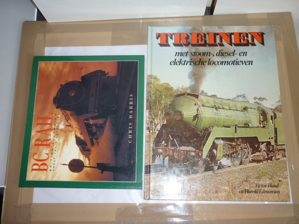 Modeltreinboeken 2x  beiden 96 pagina,s foto ,s van treinen, Overige merken, Gebruikt, Gelijkstroom, Analoog