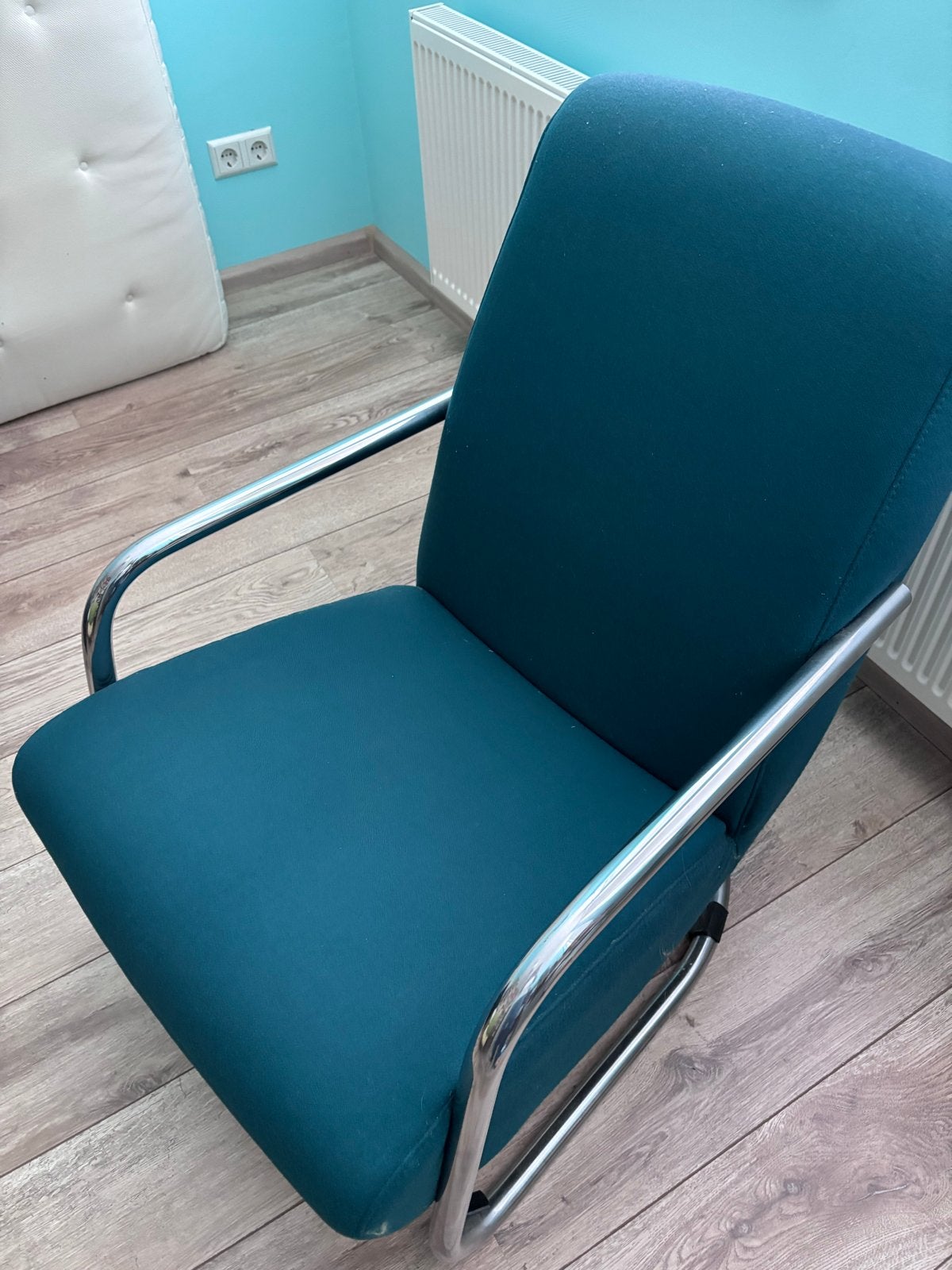 Comfortabele smaragd groen fauteuil met chromen frame 2x, Huis en Inrichting, Fauteuils, Ophalen, Gebruikt, 75 tot 100 cm, Metaal