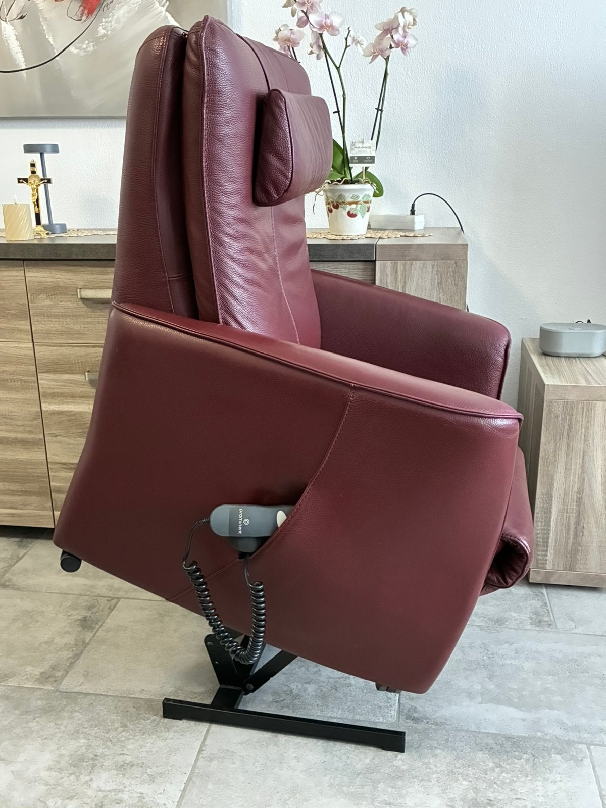 Te koop prominent elektrische sta-op relaxstoel , echt leer, Huis en Inrichting, Ophalen, Zo goed als nieuw, Leer, 50 tot 75 cm
