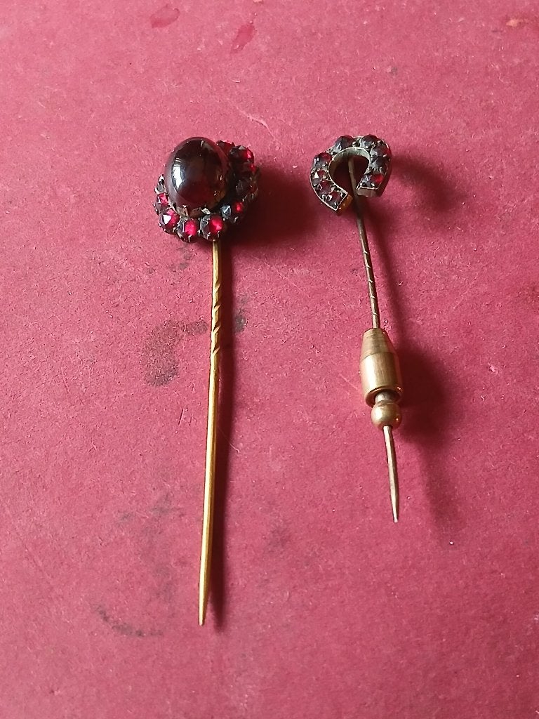 2x  dasspeld  granaat, Verzenden, Gedragen