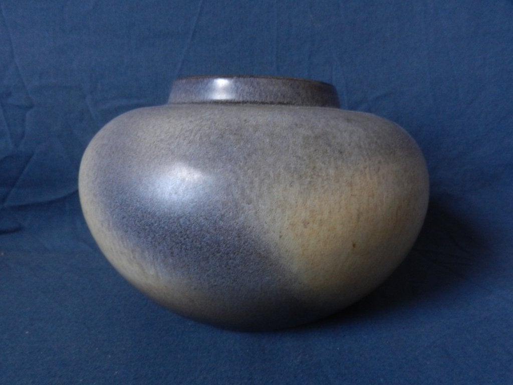 Blauw beige geglazuurde gedrukt bolvormige vaas Mobach d. 21, Ophalen of Verzenden