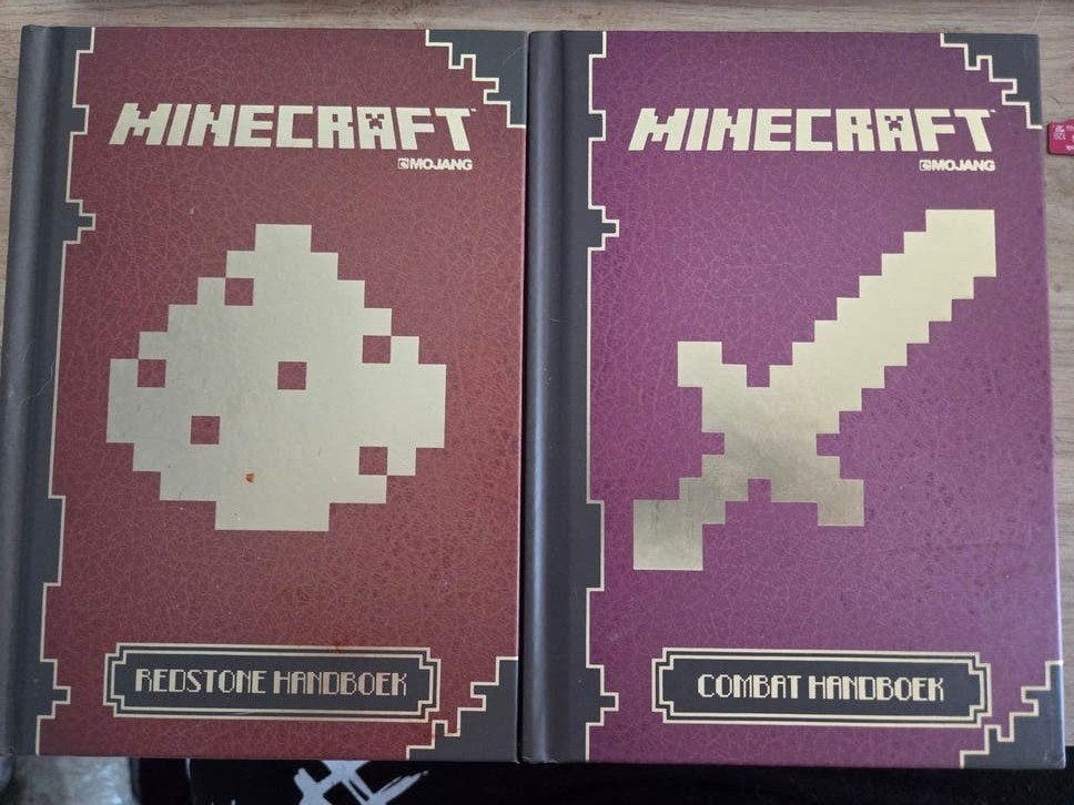 Minecraft Handboeken: Redstone & Combat, Ophalen of Verzenden, Gelezen, Mojang, Non-fictie