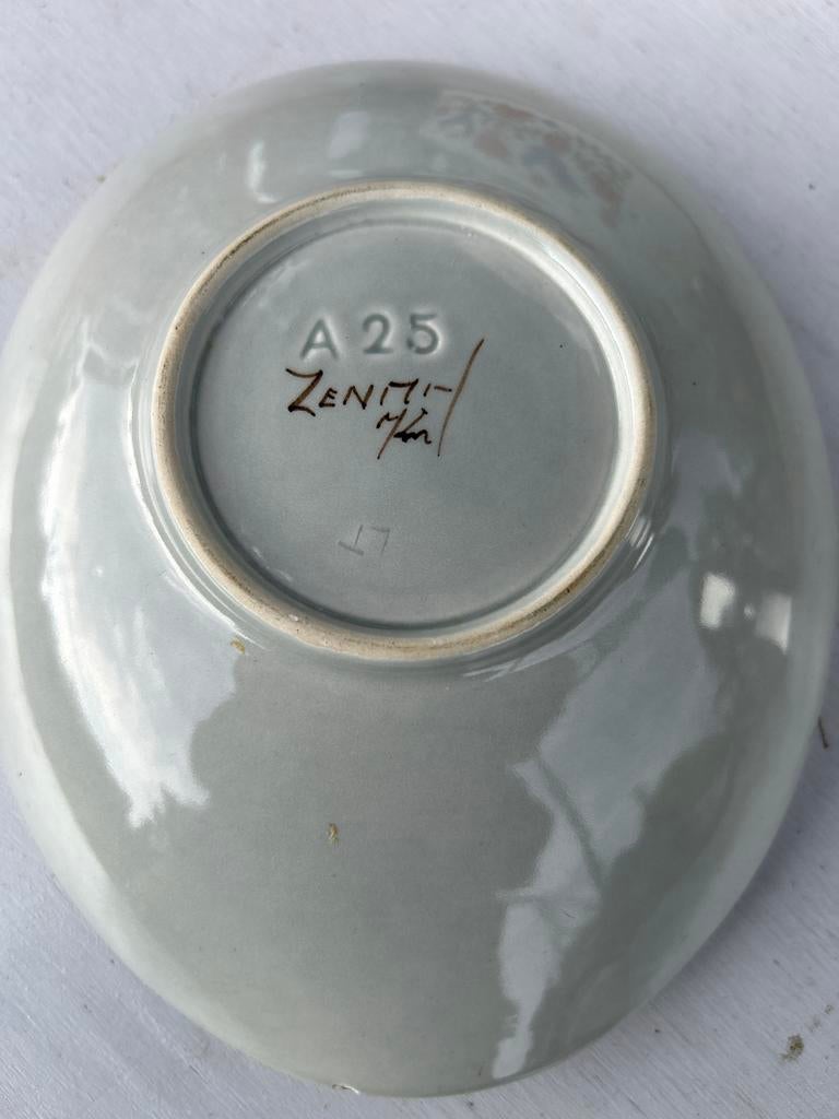 Gouda Zenith schaal met bloemmotief - klein chipje, Antiek en Kunst, Ophalen of Verzenden