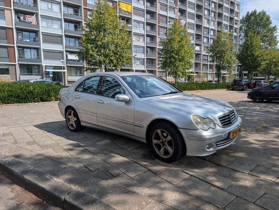 Mercedes C180 Kompressor 2005 Facelift – AMG Velgen – €1.000, Achterwielaandrijving, 1796 cc, Origineel Nederlands, 75 €/maand