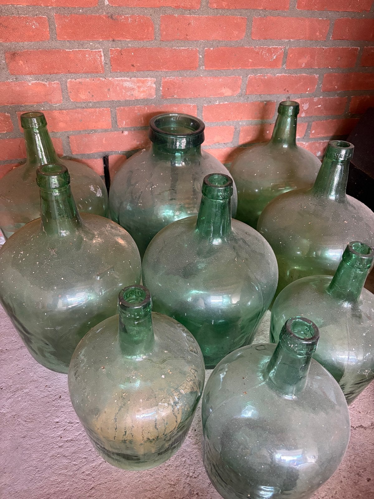 Grote collectie glazen flessen en wijnmaakbenodigdheden, Ophalen