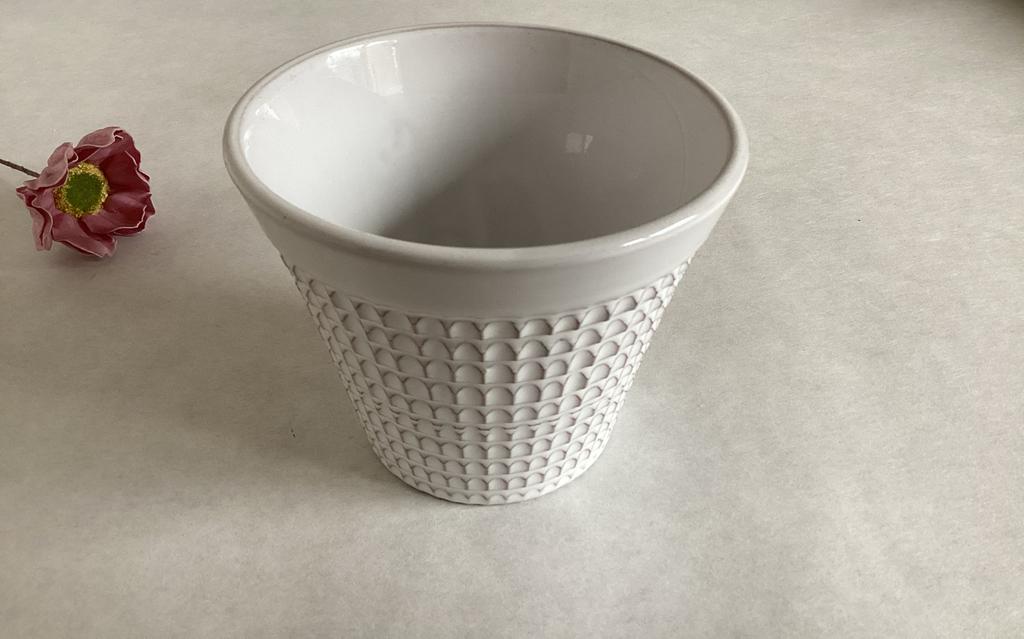 Witte Bloempot met reliëf Erica no. 2058/0, Gebruikt, Rond, Binnen, Ophalen of Verzenden