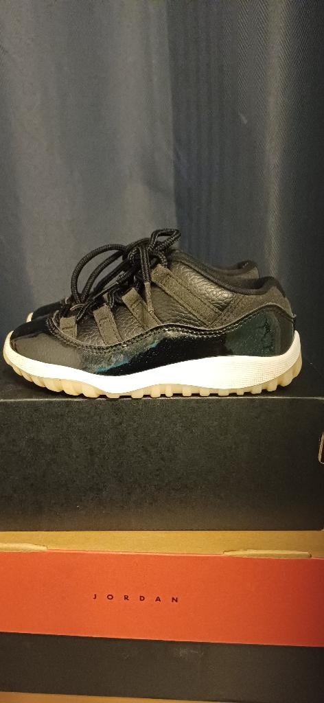 JORDAN 11 LOW, Kinderen en Baby's, Kinderkleding | Schoenen en Sokken, Ophalen, Sportschoenen, Zo goed als nieuw, Jordan