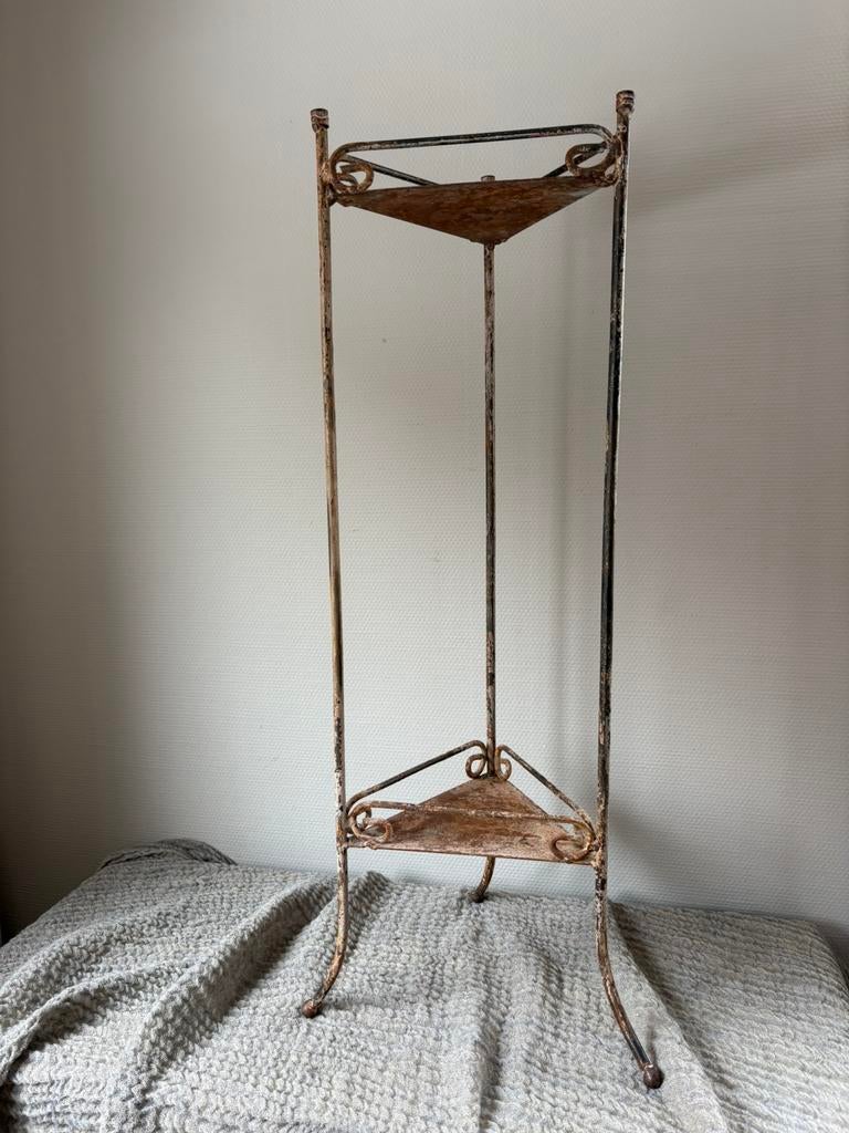 Vintage / antiek smeedijzeren driehoek vormig tafeltje h83cm, Ophalen of Verzenden, Zo goed als nieuw