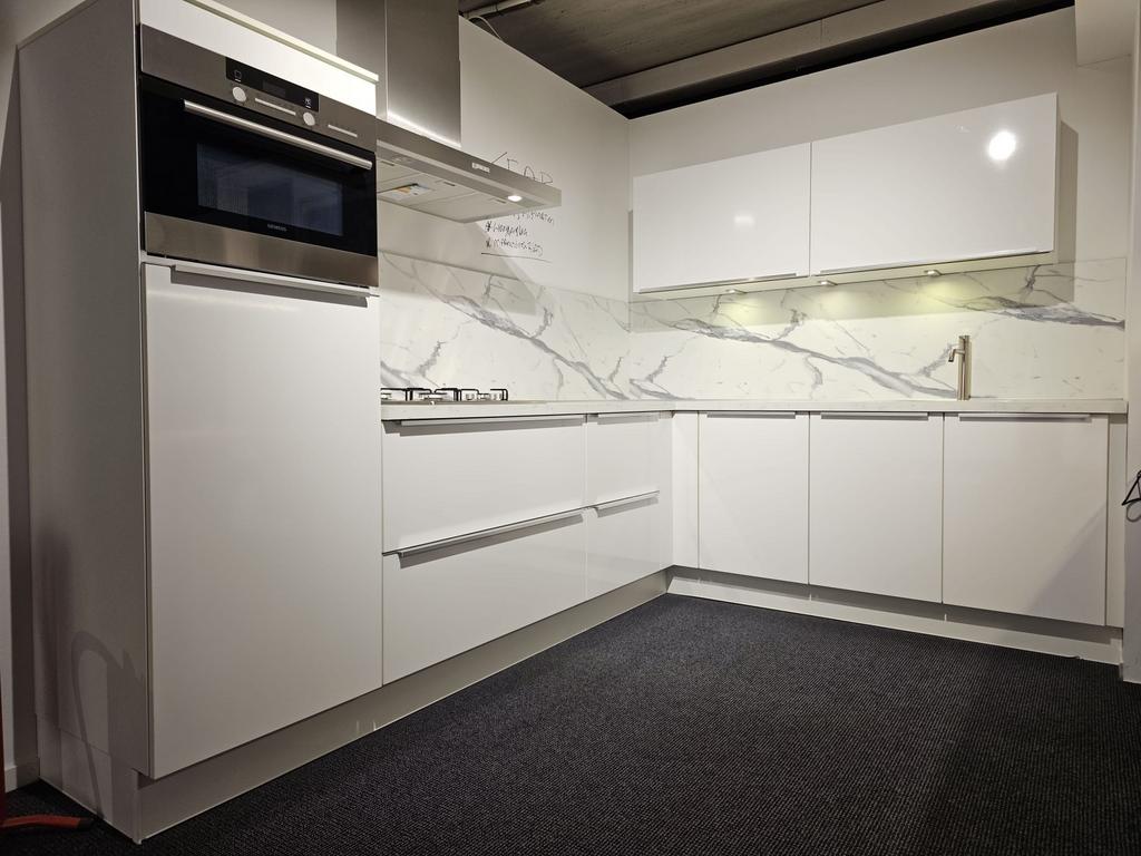 Hoogglans Witte Showroom Keuken + Apparatuur + GEDEMONTEERD, Huis en Inrichting, Keuken | Complete keukens, Wit, Hoekkeuken, Nieuw