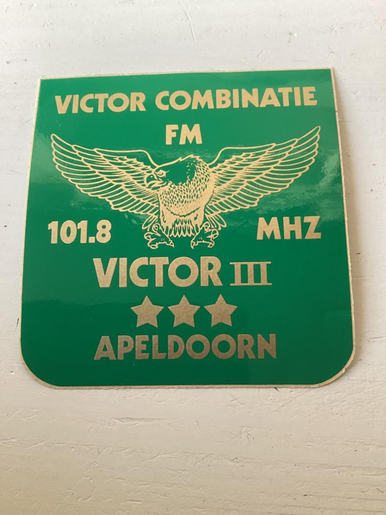 Sticker Amateurzender/Piratenzender Victor III Apeldoorn, Verzenden, Zo goed als nieuw, Film, Tv of Omroep