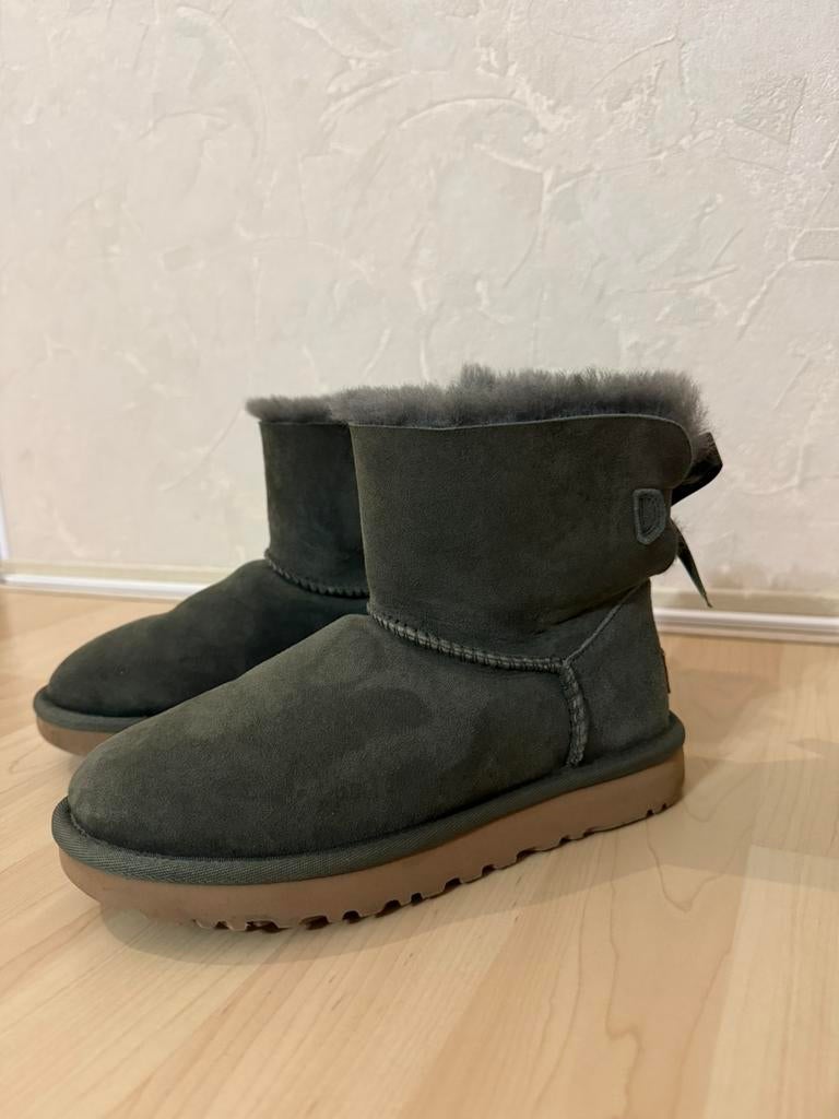 UGG W mini Bailey Bow li, Ophalen, Overige kleuren, Lage of Enkellaarzen, Zo goed als nieuw