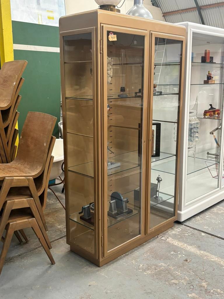 Vintage metalen vitrinekast, Ophalen