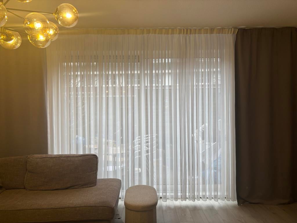 Mooie witte vitrage met rails te koop, Ophalen, Zo goed als nieuw, Wit, 200 cm of meer