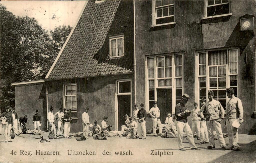 Zutphen - Huzaren - Uitzoeken der wasch, Ophalen of Verzenden, Voor 1920, Gelopen, Gelderland