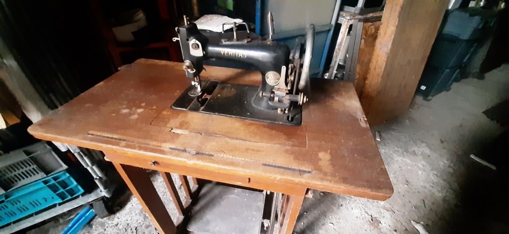 Oude naaimachine op tafel, Ophalen
