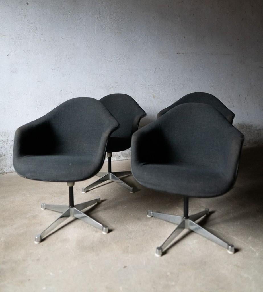 PAC stoelen van Herman Miller, Huis en Inrichting, Stoelen, Gebruikt, Vier, Kunststof, Metaal, Stof, Blauw, Ophalen