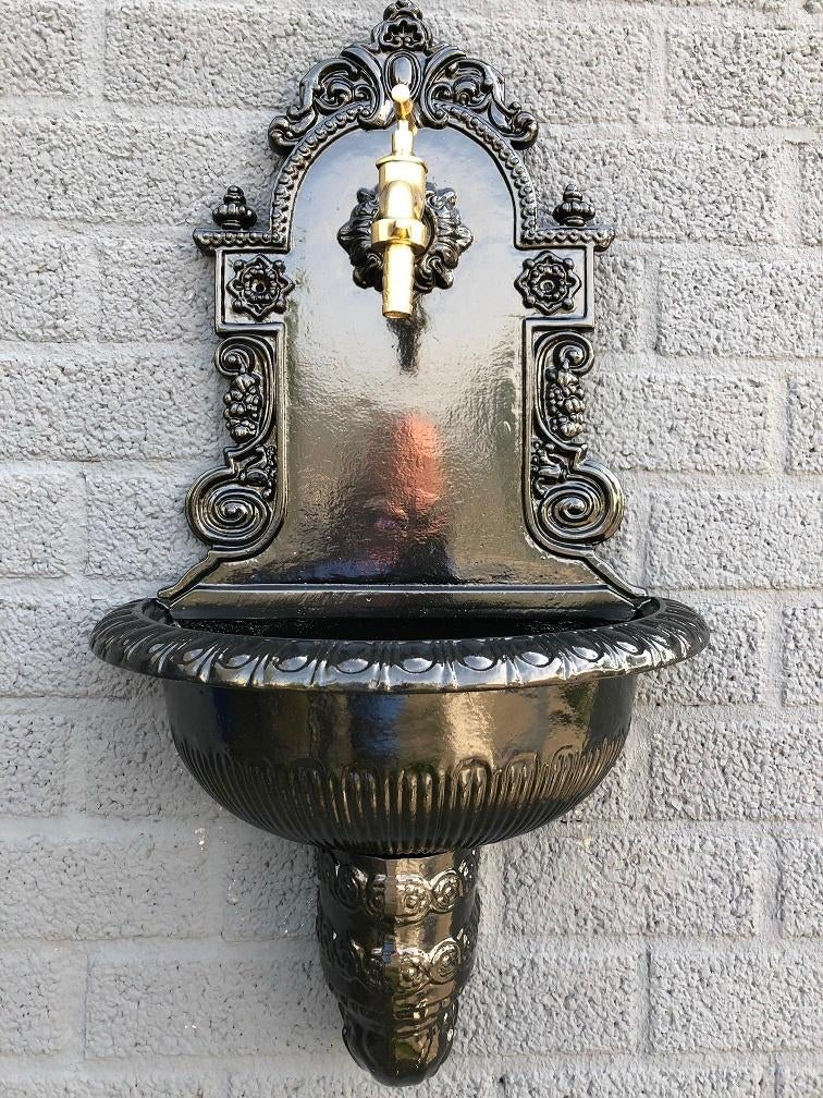 Wandfontein - zwart - alu met kraan van messing, Ophalen of Verzenden, Nieuw, Aluminium, Fontein