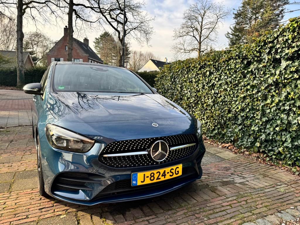 Mercedes-Benz B-Klasse 180 AMG | 2020 | 1e eigenaar|Trekhaak, Auto's, Mercedes-Benz, 136 pk, 4 cilinders, 700 kg, Blauw
