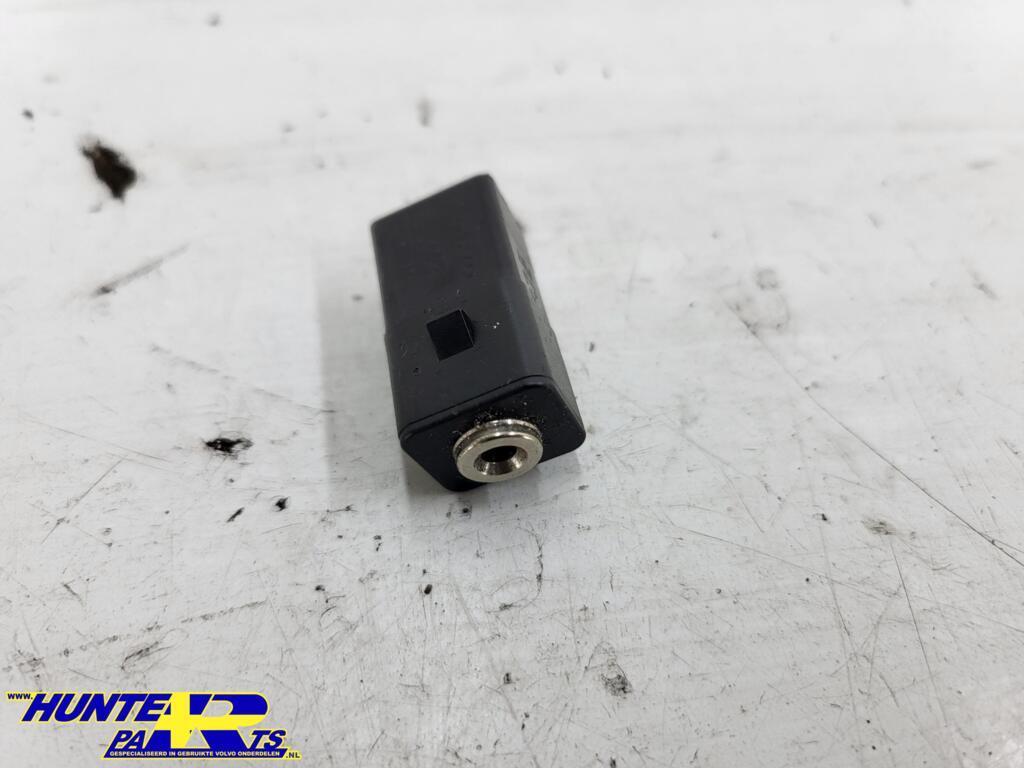 AUX aansluiting Volvo V40 II ('12-'19) 31285608, Gebruikt, Ophalen of Verzenden, Volvo, Volvo