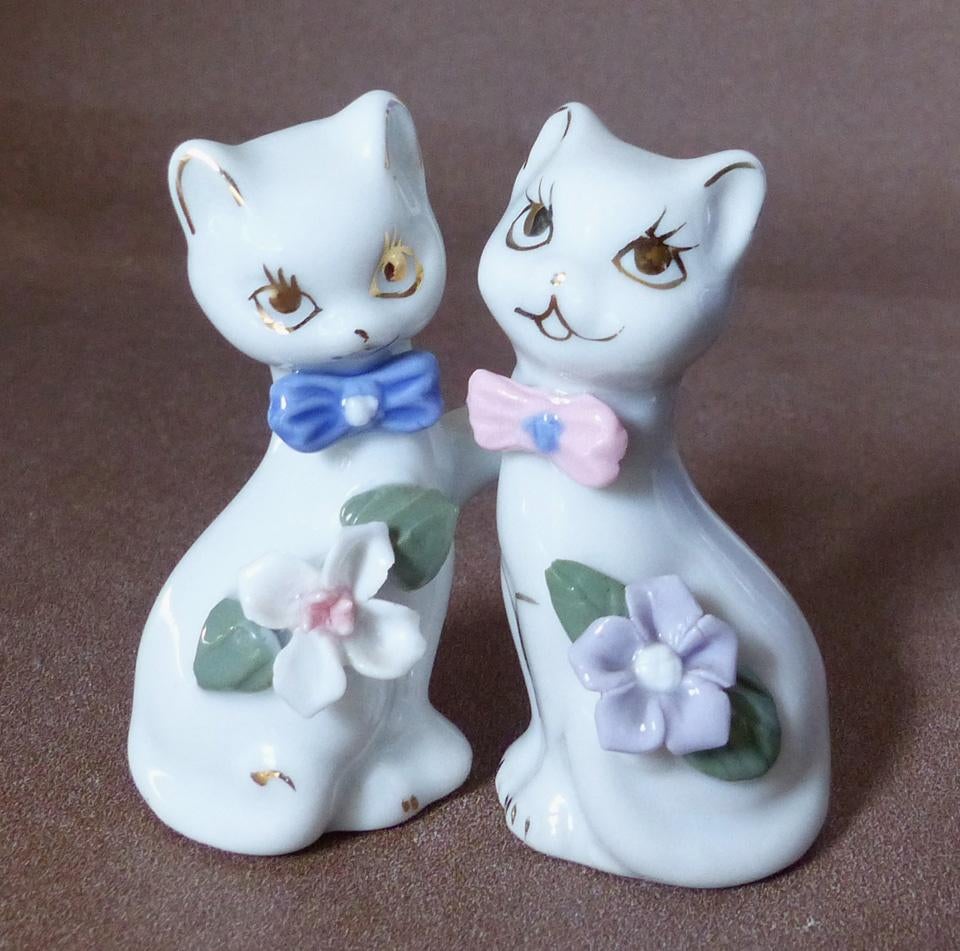 Vintage kattenbeeldjes poezenbeeldjes kitsch bloem porselein, Verzamelen, Beelden en Beeldjes, Ophalen of Verzenden, Gebruikt