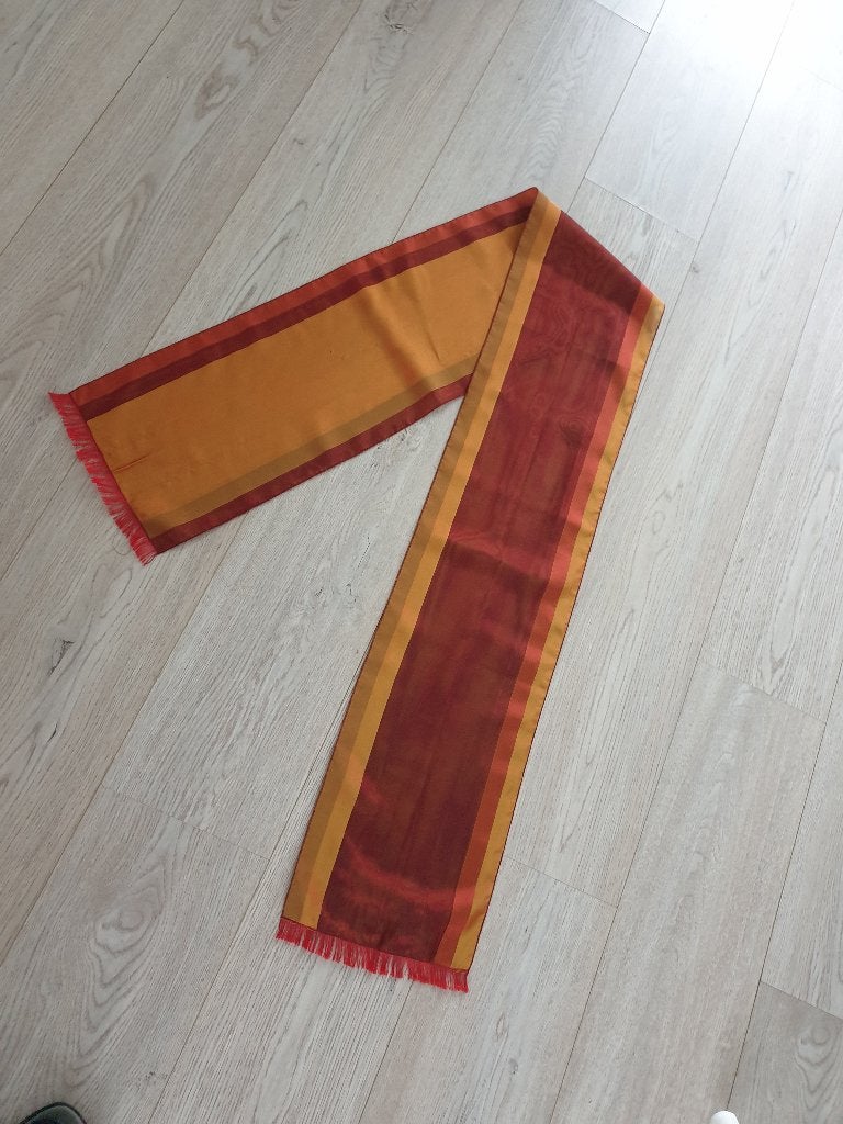 Leuk sjaaltje in oranje tinten voor 2,50, Kleding | Dames, Mutsen, Sjaals en Handschoenen, Ophalen of Verzenden, Zo goed als nieuw
