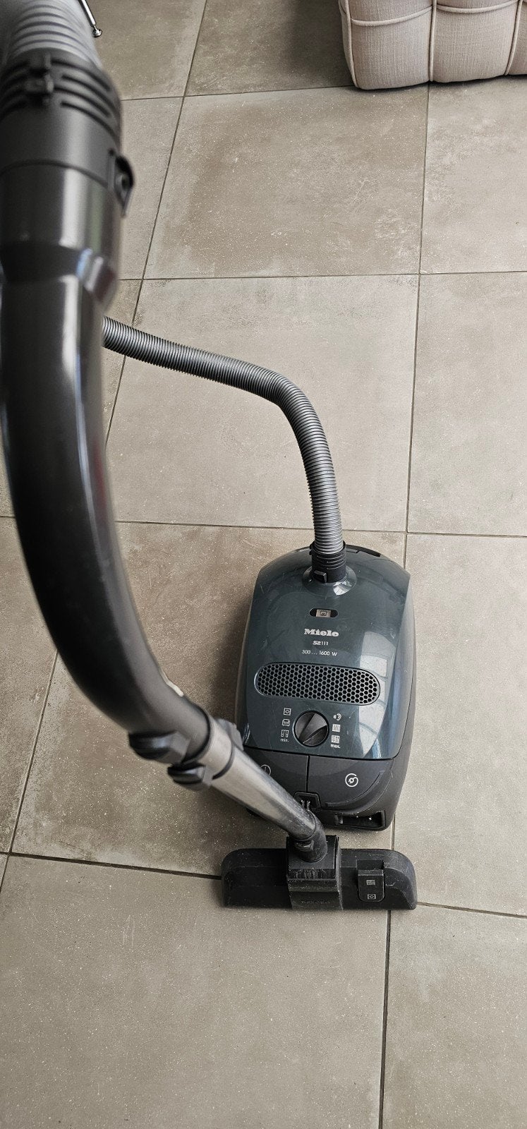 MIELE S111 stofzuiger regelbaar zuigkracht, Witgoed en Apparatuur, Stofzuigers, Ophalen, Gebruikt, 1600 tot 2000 watt