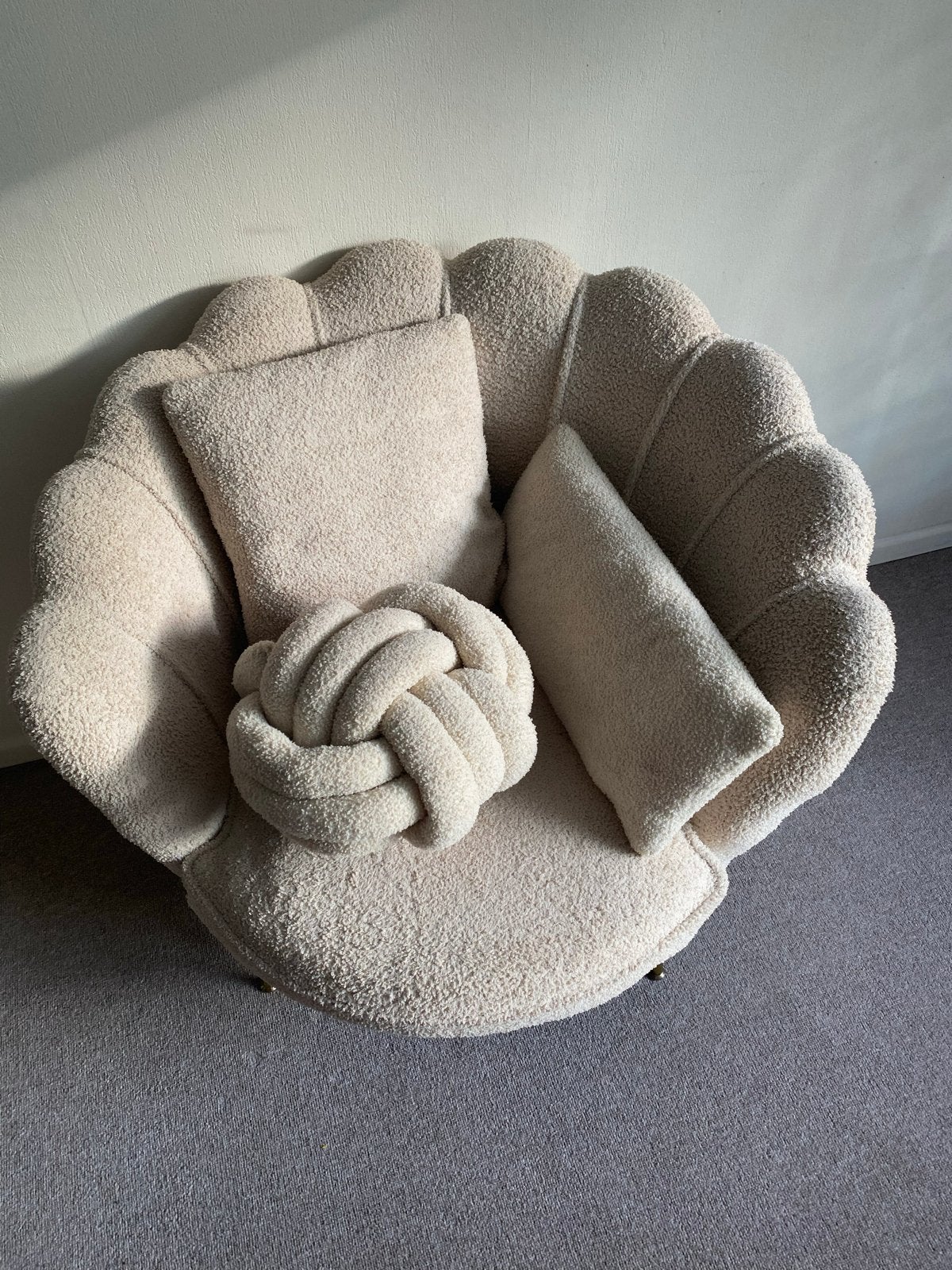 Crèmekleurige Bouclé Schelp Fauteuil met Gouden Poten, Huis en Inrichting, Stoelen, Ophalen, Overige kleuren, Zo goed als nieuw