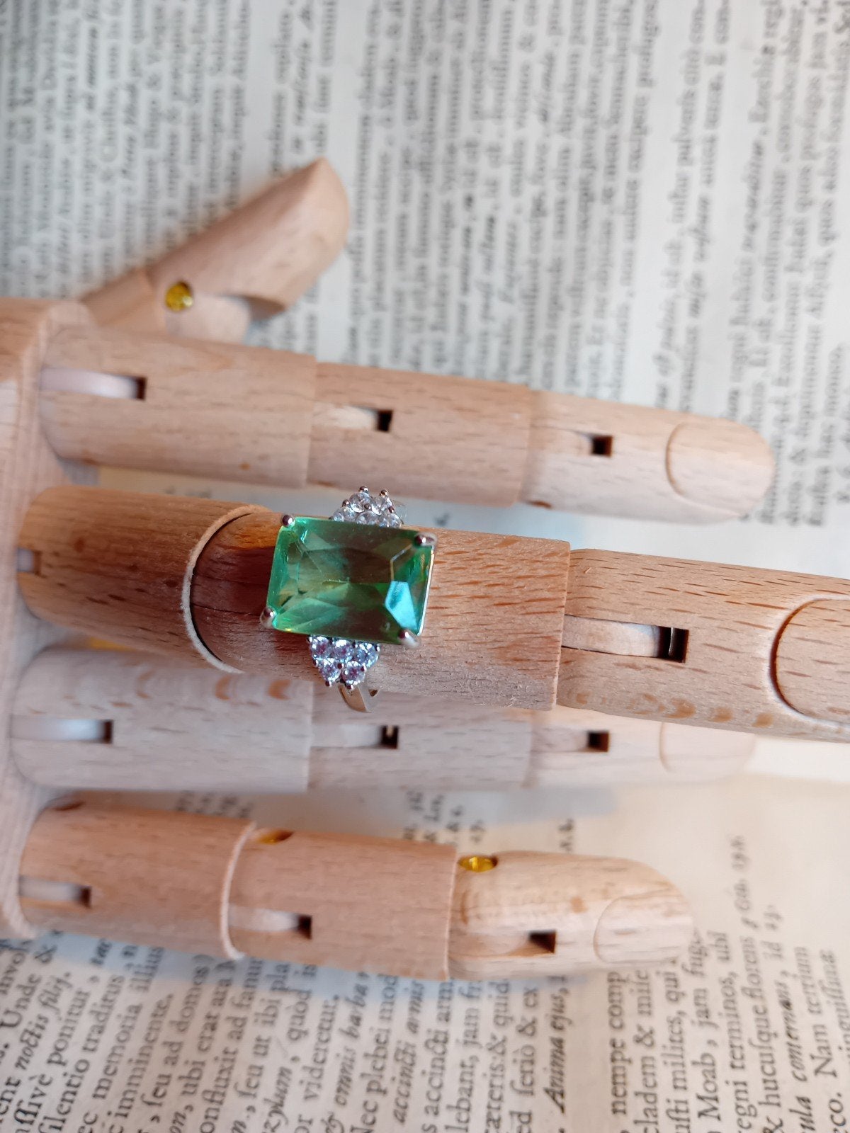 Verzilverde ring met groen accent, 18 tot 19, Nieuw, Ophalen of Verzenden, Dame