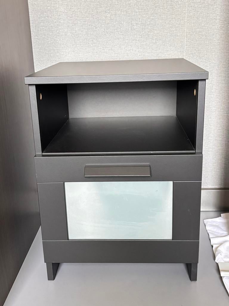 Zwart nachtkastje Ikea, Ophalen, Zo goed als nieuw, Minder dan 45 cm, Minder dan 55 cm