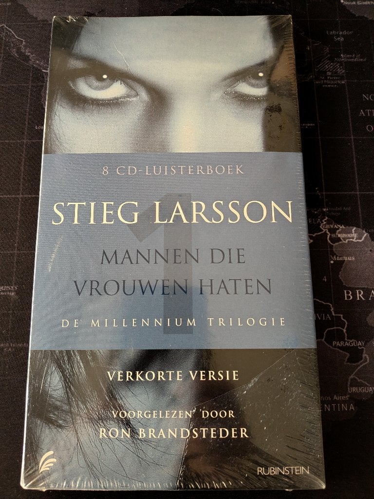 Luisterboek 8 cd's Millennium 1 - Mannen die vrouwen haten, Boeken, Thrillers, Nieuw, Ophalen of Verzenden, Nederland, Stieg Larsson