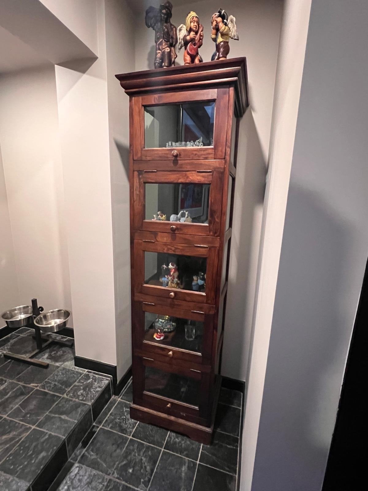 Mooie houten vitrinekast met glazen deuren, Ophalen, Minder dan 50 cm, Gebruikt, 200 cm of meer