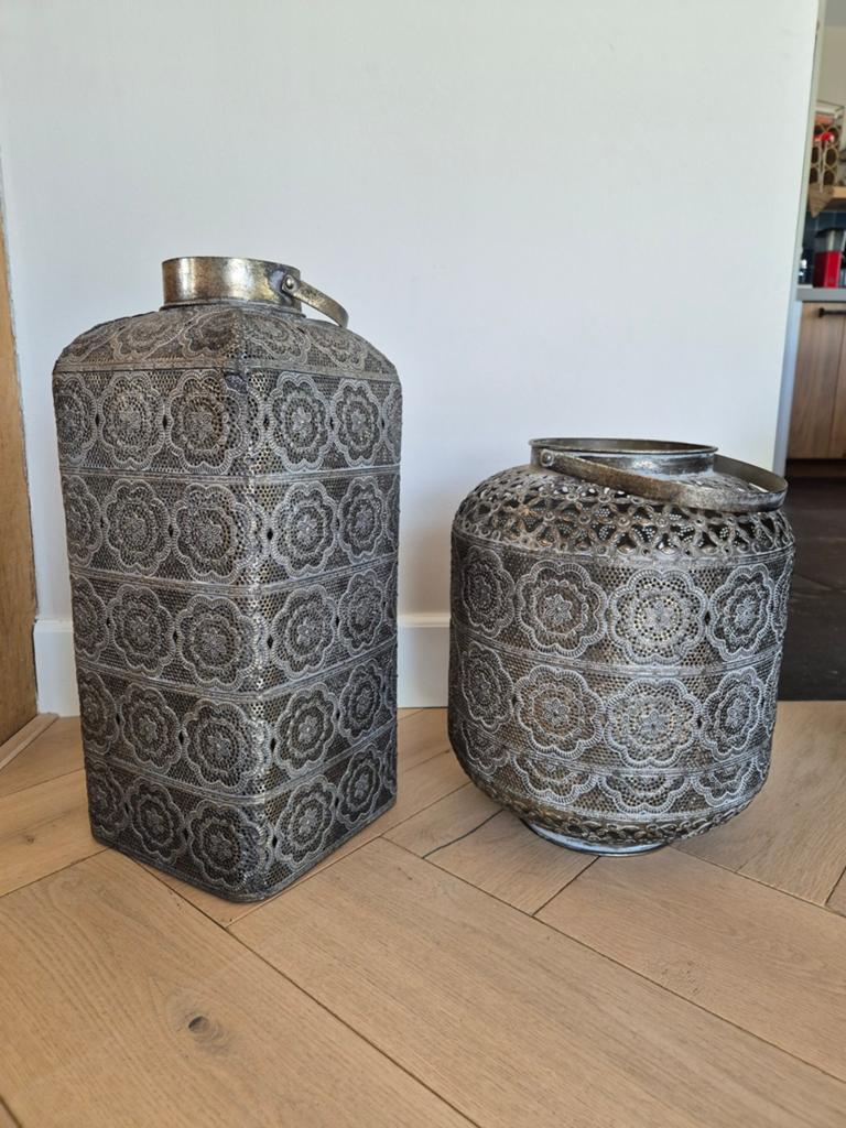 Set van 2 Oosterse metalen lantaarns, Huis en Inrichting, Woonaccessoires | Kandelaars en Kaarsen, Gebruikt, 25 tot 50 cm, Grijs