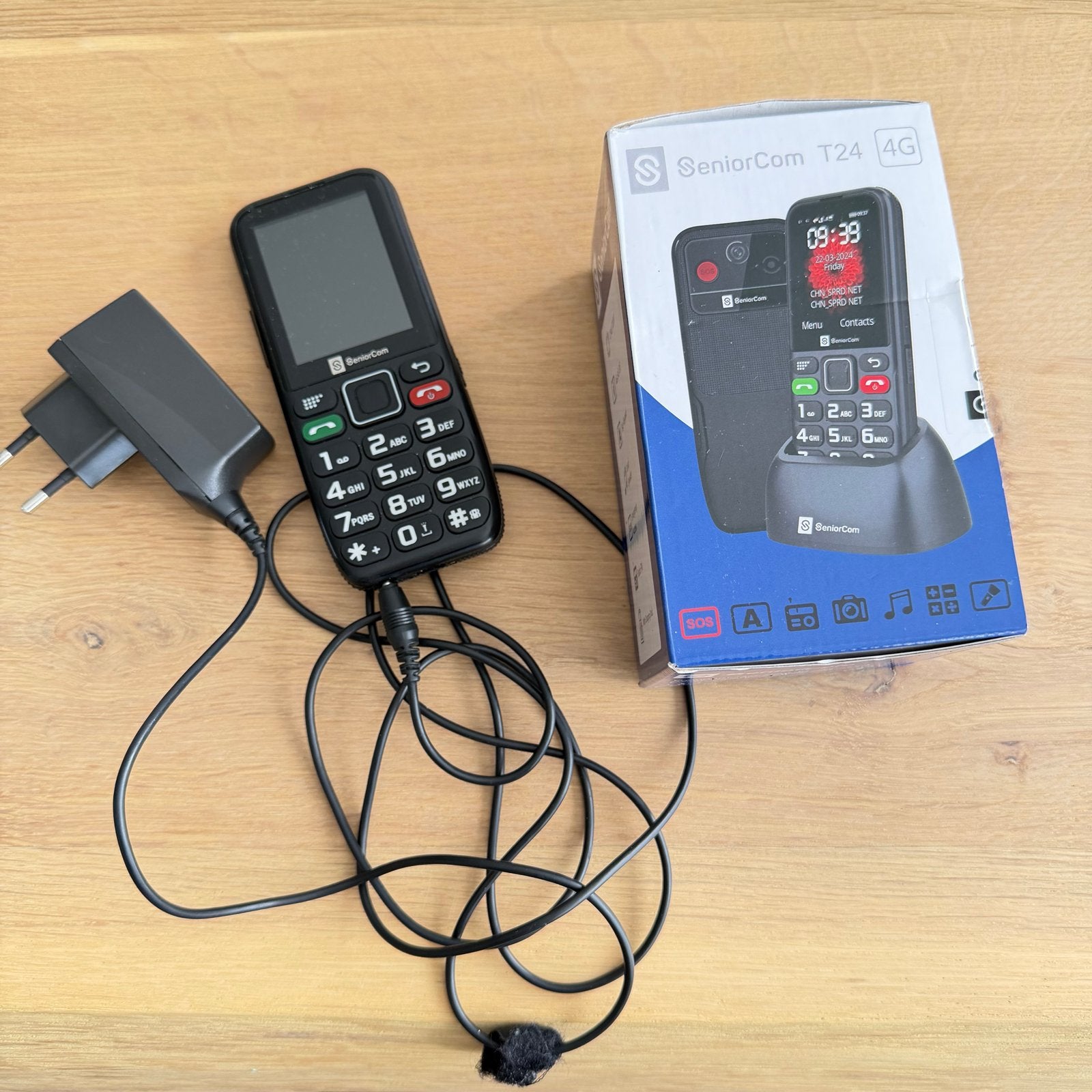 SeniorCom T24 4G Seniorentelefoon met Oplaadstation, Nieuw, Ophalen of Verzenden, Minder dan 3 megapixel, Klassiek of Candybar