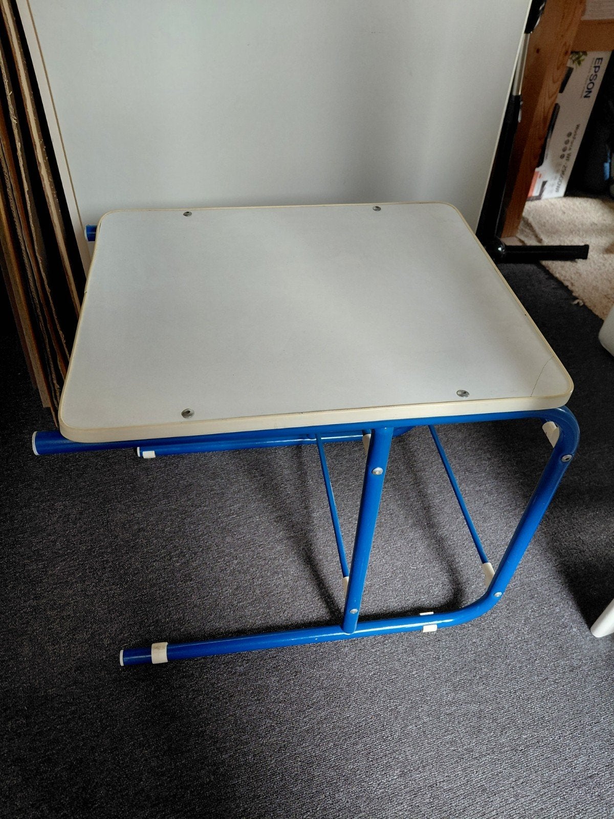 Gratis: stevige kindertafel, Huis en Inrichting, Ophalen, Rechthoekig, 75 cm of meer, 60 cm of meer