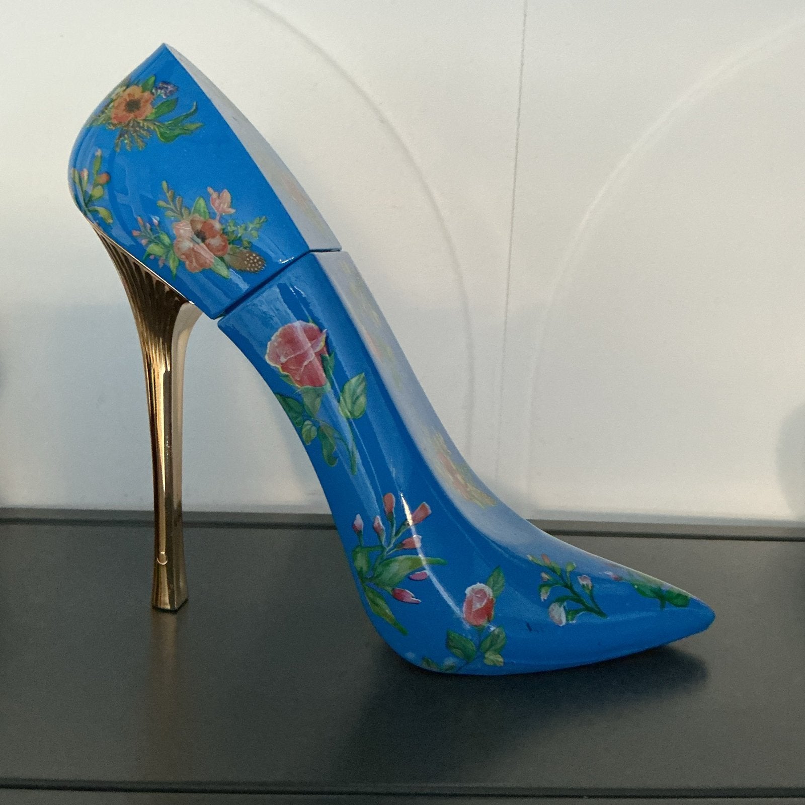 Parfumflesje in de vorm van een blauwe hoge hak met bloemen, Sieraden, Tassen en Uiterlijk, Ophalen of Verzenden, Zo goed als nieuw