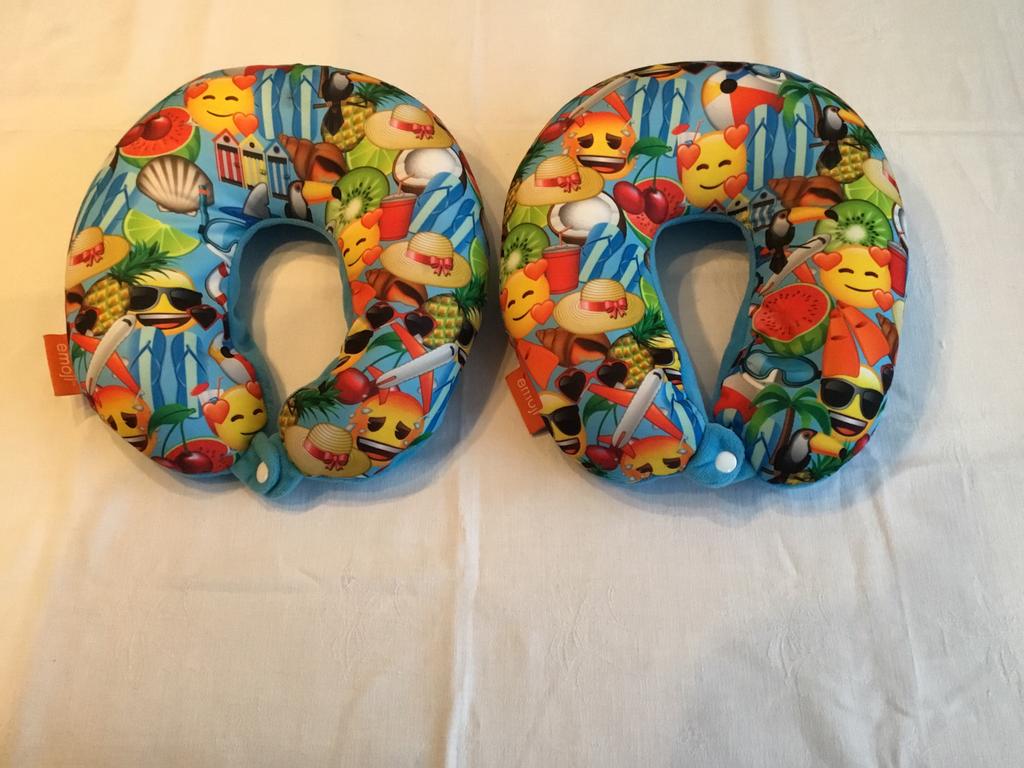 NEKKUSSENS    EMOji     (  2   VOOR    € 7,50   ), Huis en Inrichting, Woonaccessoires | Kussens, Ophalen of Verzenden, Zo goed als nieuw